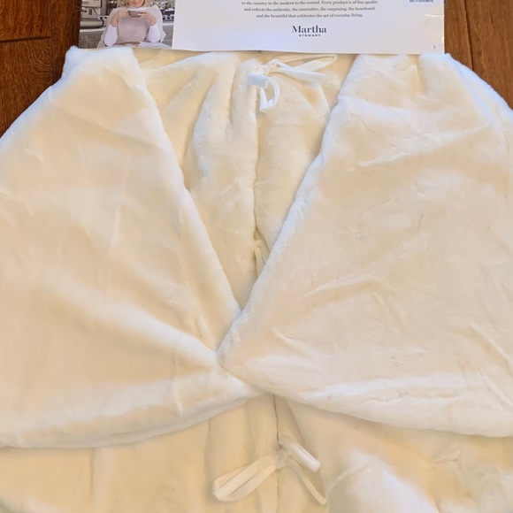 Martha Stewart Christmas Tree Skirt White Faux Fur Skylands Collection Faux Fur - Picture 4 of 6